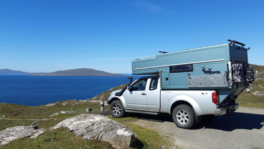 De camper in de natuur
